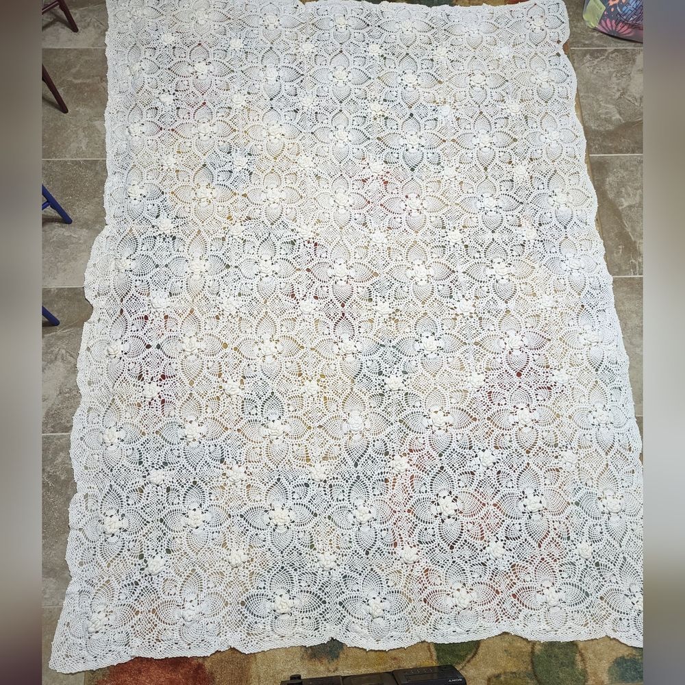 Hand Crafted Crochet Coverlet W/ 3 Dimensional Roses Amazing Condition!